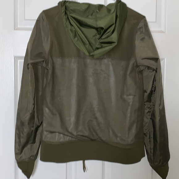 The North Face Women’s Windbreaker Size small Camo - Picture 5 of 7